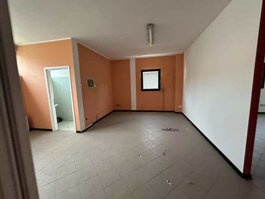 Immagine 22 di Negozio in vendita  a Rovato