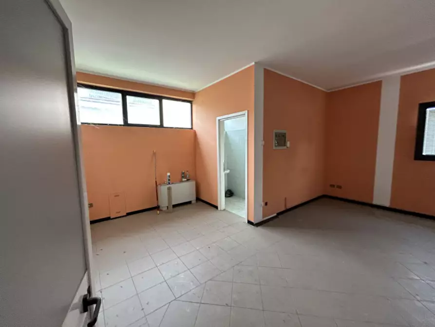 Immagine 23 di Negozio in vendita  a Rovato