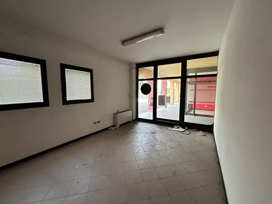 Immagine 25 di Negozio in vendita  a Rovato