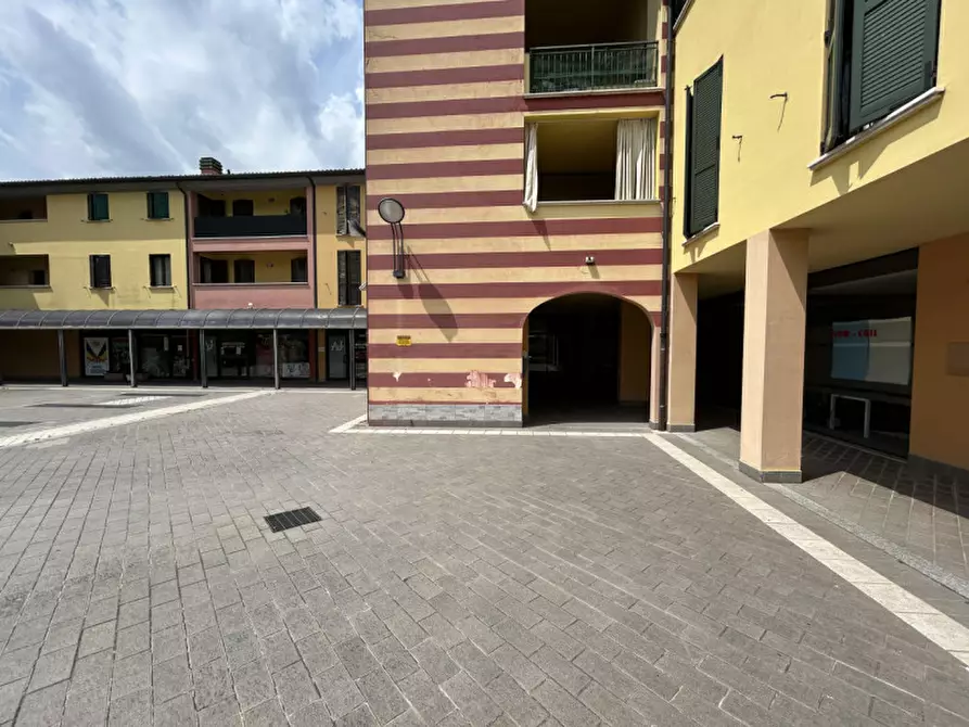 Immagine 26 di Negozio in vendita  a Rovato