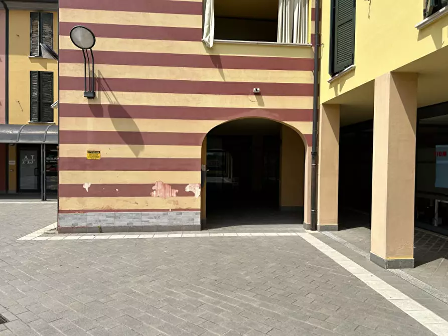 Immagine 27 di Negozio in vendita  a Rovato