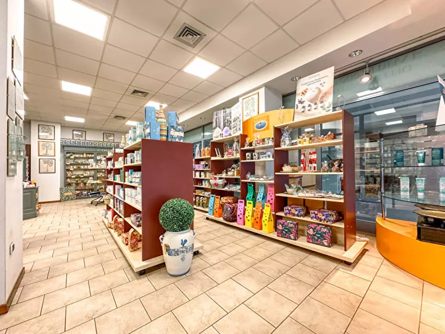 Immagine 2 di Negozio in vendita  in Via Luigi Lenot 6 a Borgosesia