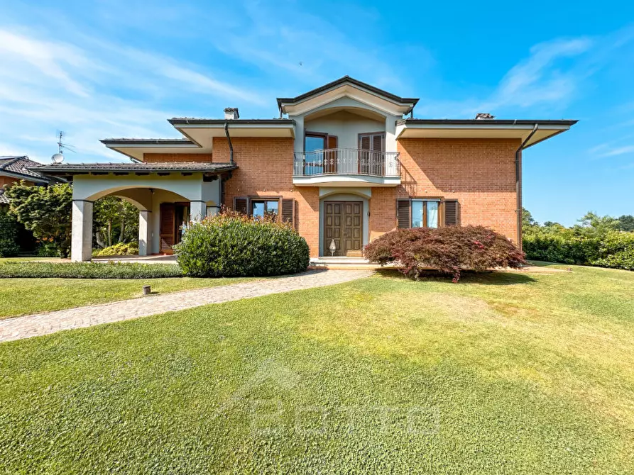 Immagine 1 di Villa in vendita  in VIA COSSATO a Gattinara