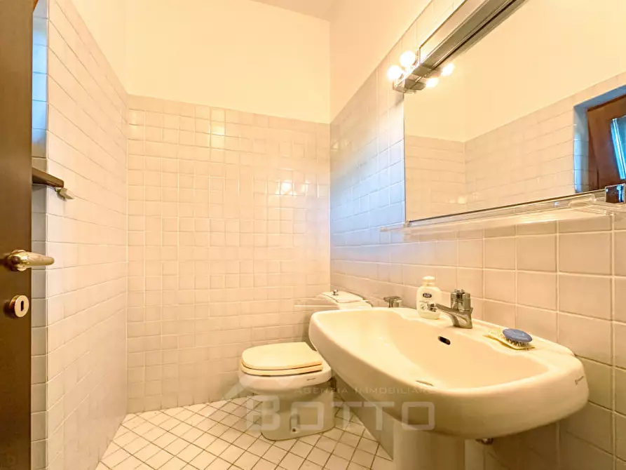 Immagine 28 di Villa in vendita  in VIA COSSATO a Gattinara