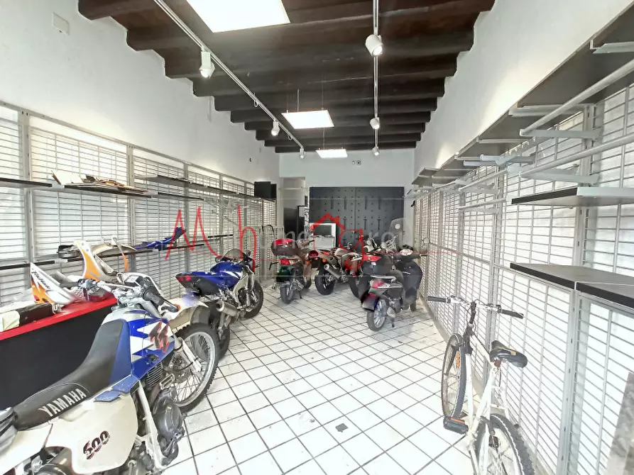 Immagine 1 di Negozio in affitto  in Via Piovese a Padova