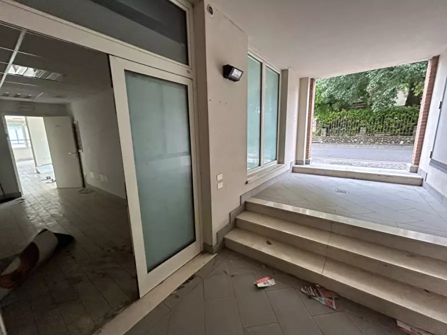 Immagine 1 di Negozio in vendita  a Montichiari