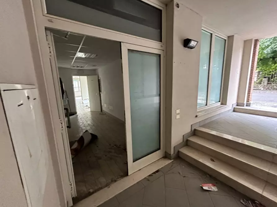 Immagine 2 di Negozio in vendita  a Montichiari