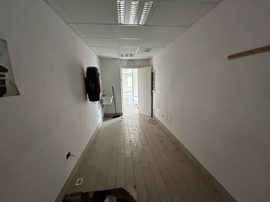 Immagine 3 di Negozio in vendita  a Montichiari