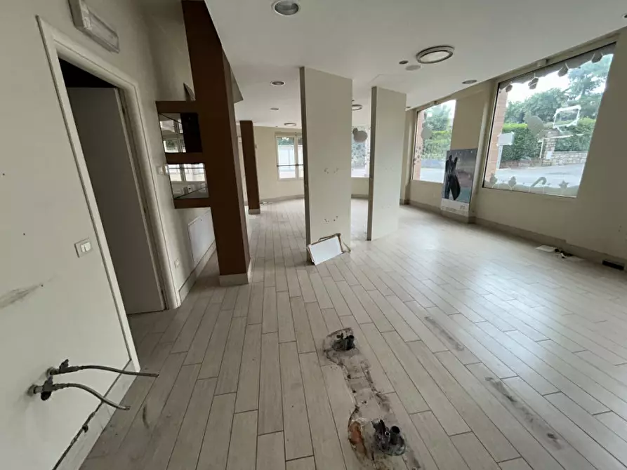 Immagine 6 di Negozio in vendita  a Montichiari