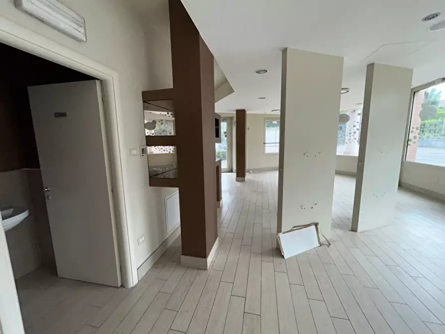 Immagine 8 di Negozio in vendita  a Montichiari