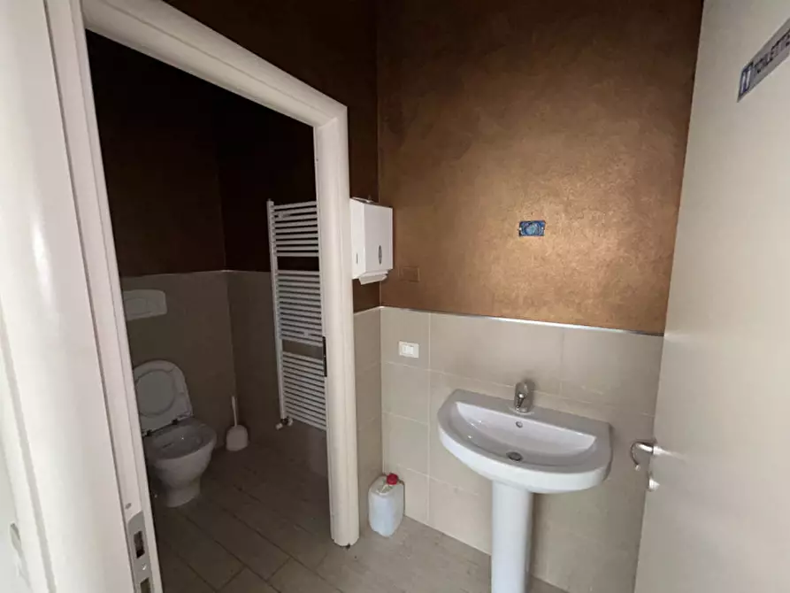 Immagine 9 di Negozio in vendita  a Montichiari