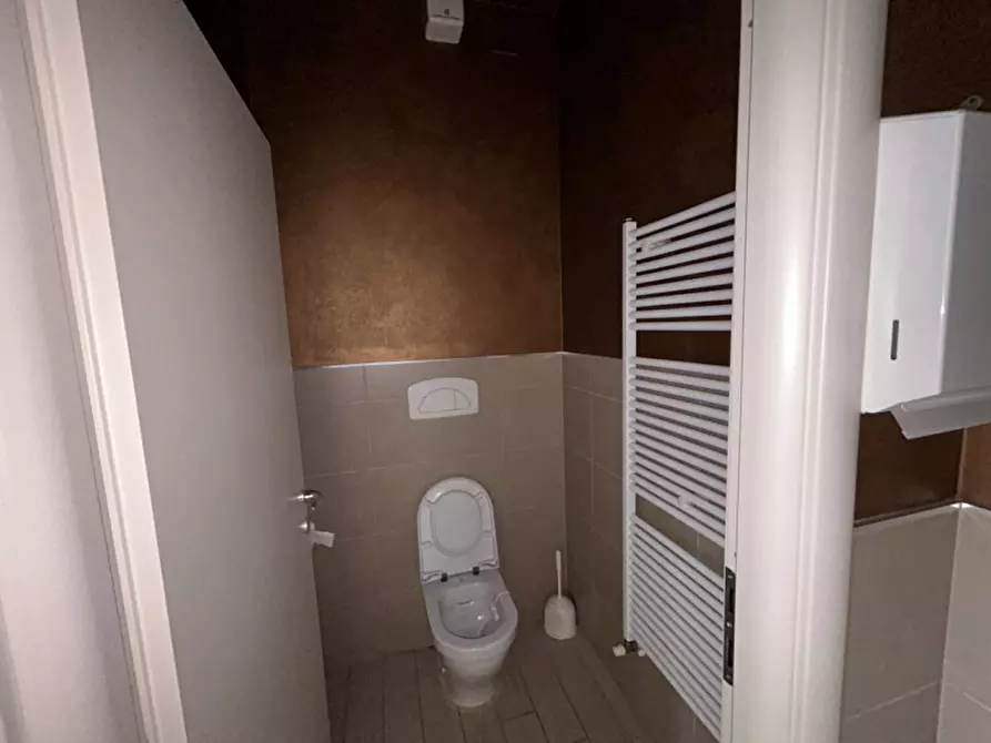 Immagine 10 di Negozio in vendita  a Montichiari