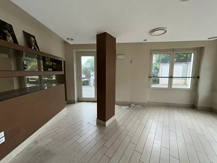 Immagine 11 di Negozio in vendita  a Montichiari