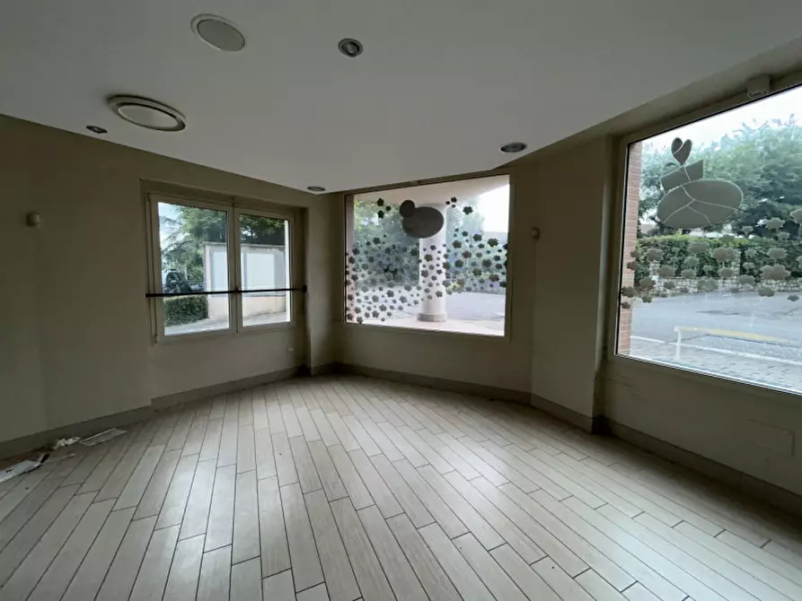 Immagine 12 di Negozio in vendita  a Montichiari