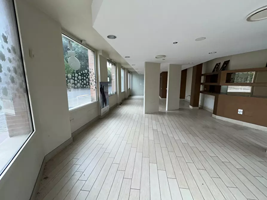 Immagine 13 di Negozio in vendita  a Montichiari