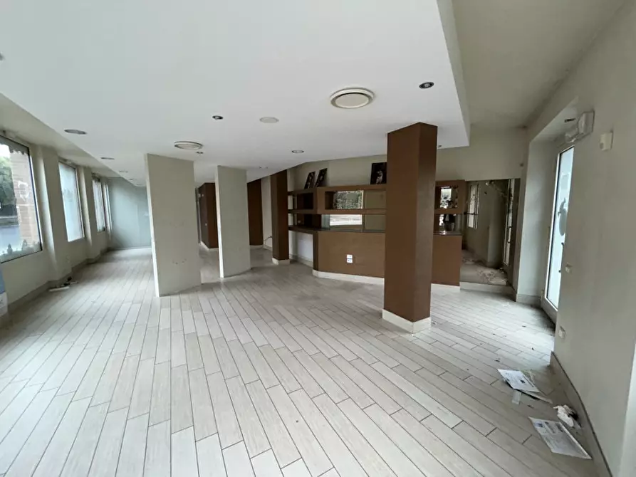 Immagine 14 di Negozio in vendita  a Montichiari