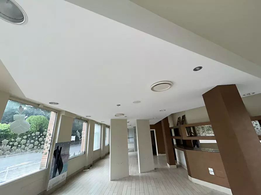 Immagine 15 di Negozio in vendita  a Montichiari