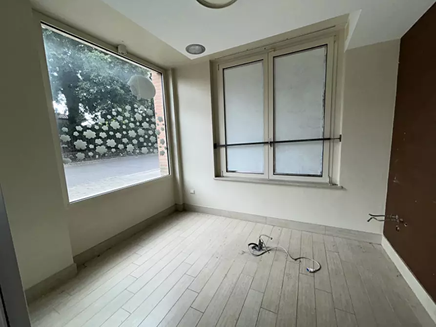 Immagine 16 di Negozio in vendita  a Montichiari