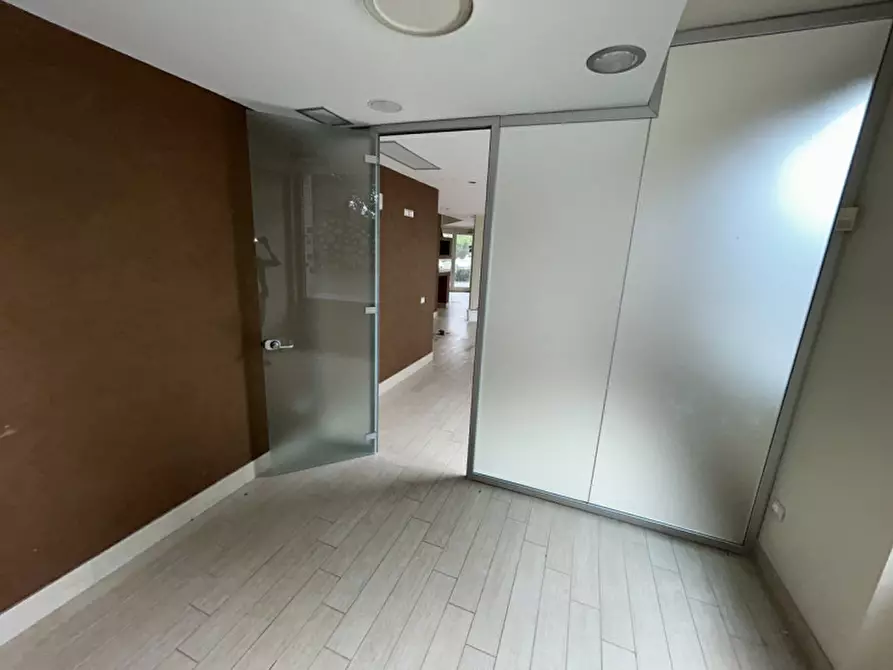 Immagine 17 di Negozio in vendita  a Montichiari