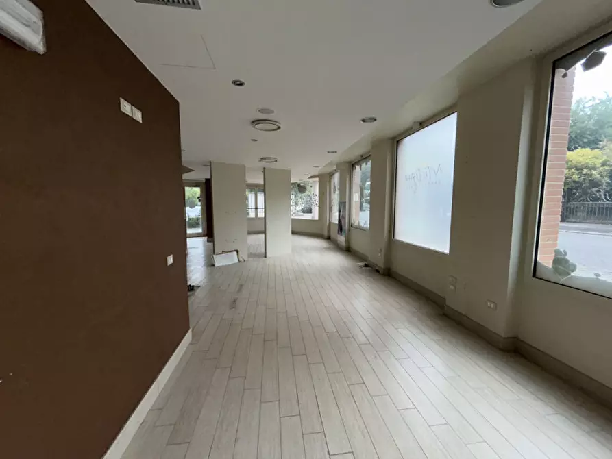 Immagine 18 di Negozio in vendita  a Montichiari