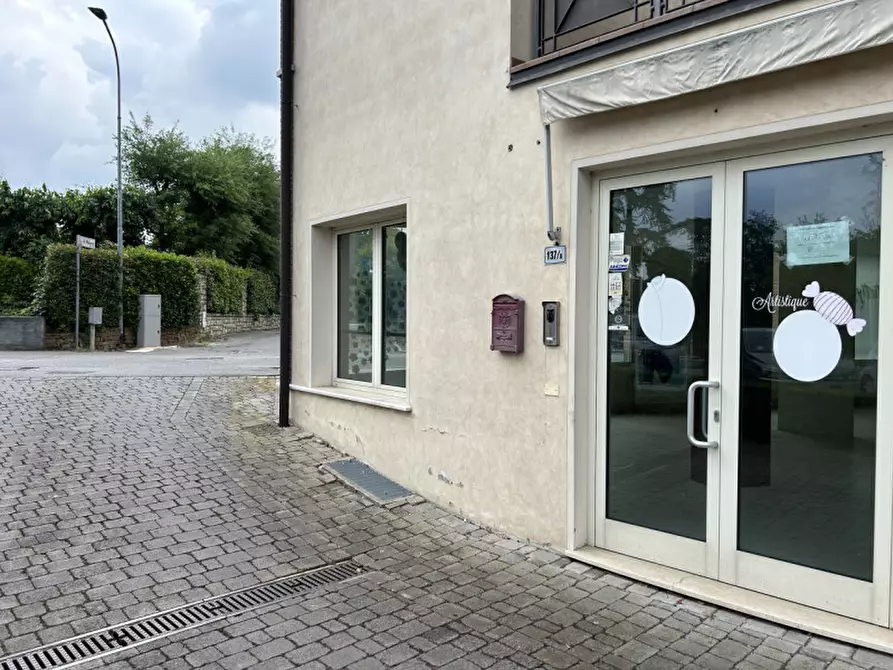 Immagine 20 di Negozio in vendita  a Montichiari