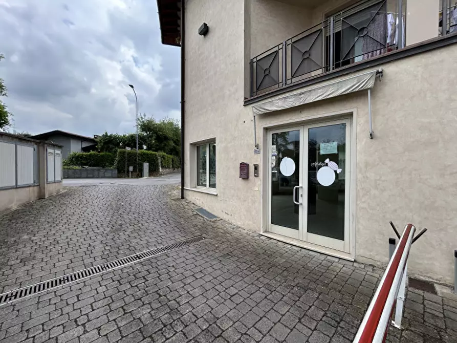 Immagine 21 di Negozio in vendita  a Montichiari