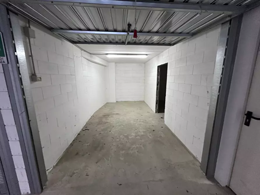 Immagine 22 di Negozio in vendita  a Montichiari