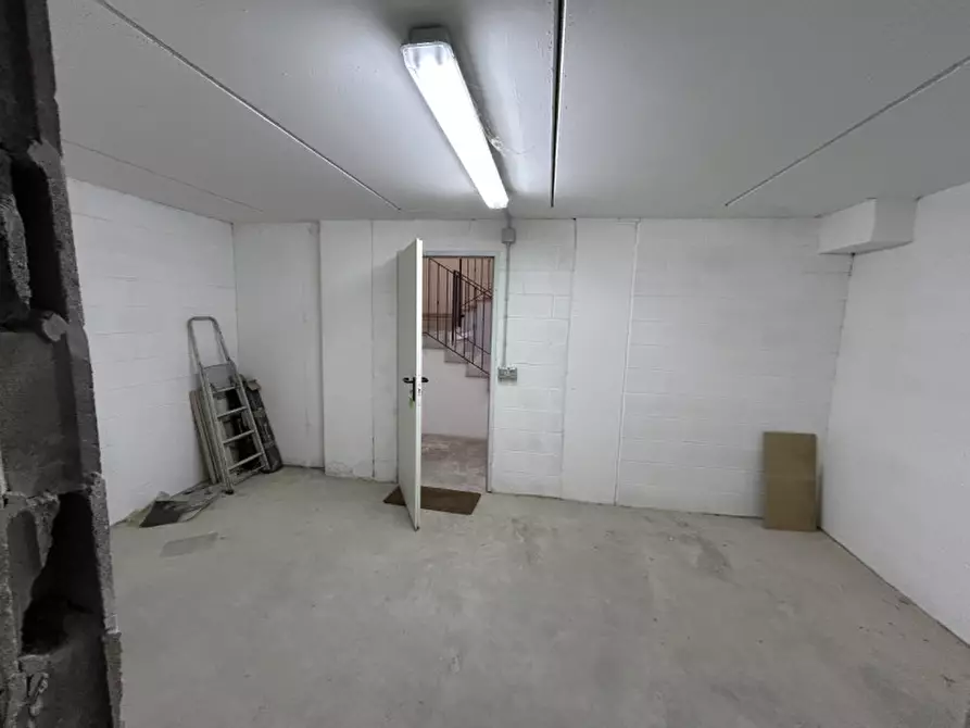 Immagine 25 di Negozio in vendita  a Montichiari