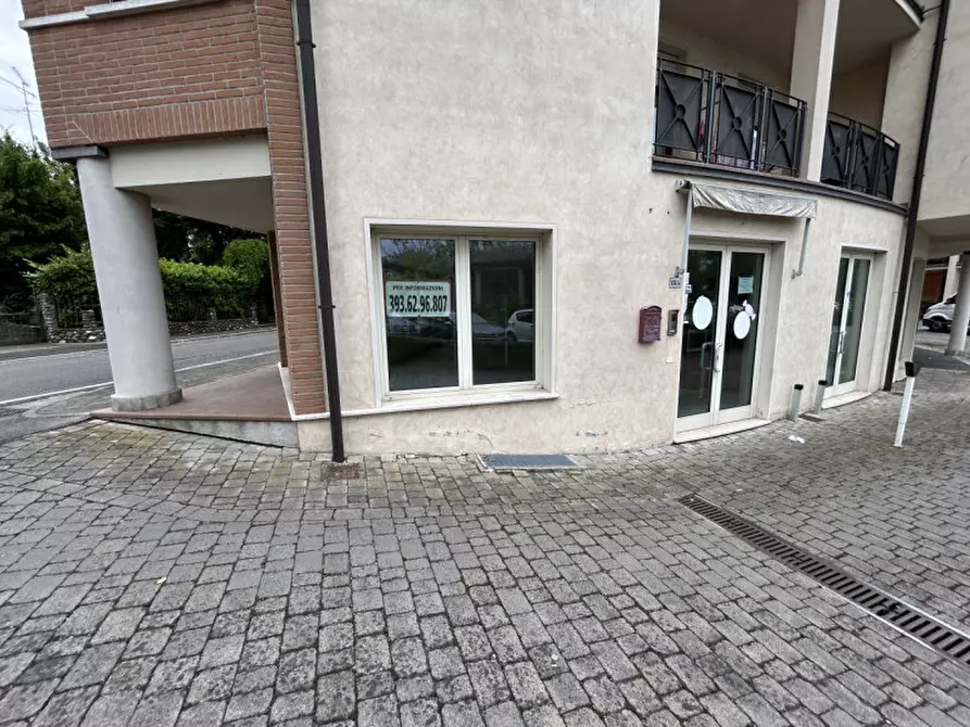 Immagine 26 di Negozio in vendita  a Montichiari