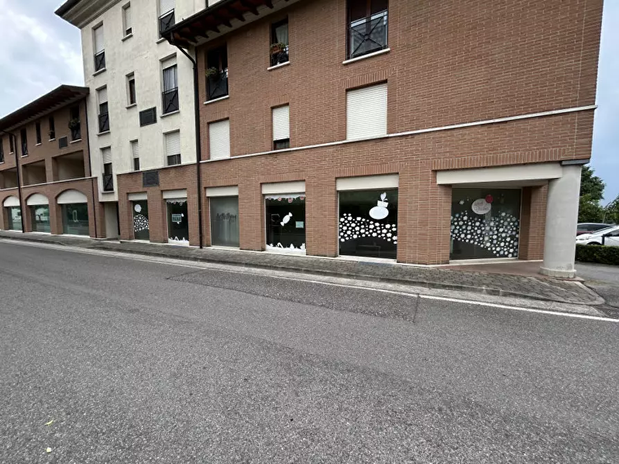 Immagine 27 di Negozio in vendita  a Montichiari