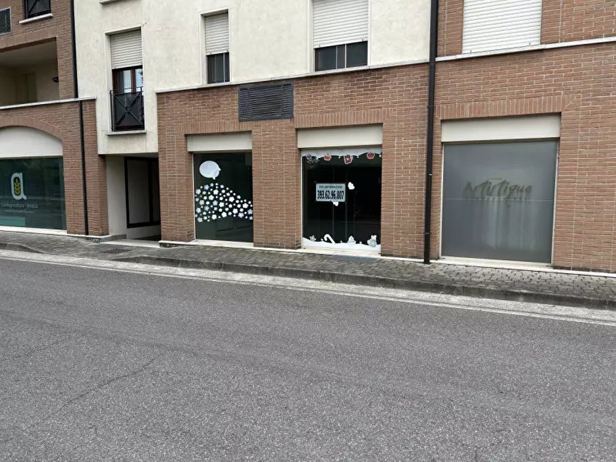 Immagine 28 di Negozio in vendita  a Montichiari