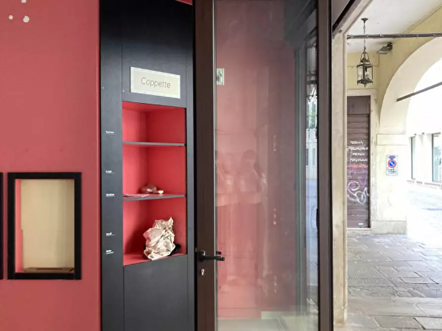 Immagine 3 di Negozio in affitto  in Via del Santo 14 a Padova