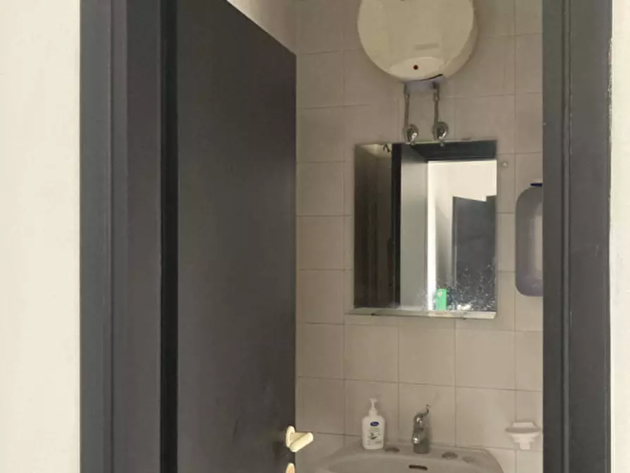 Immagine 11 di Negozio in affitto  in Via del Santo 14 a Padova