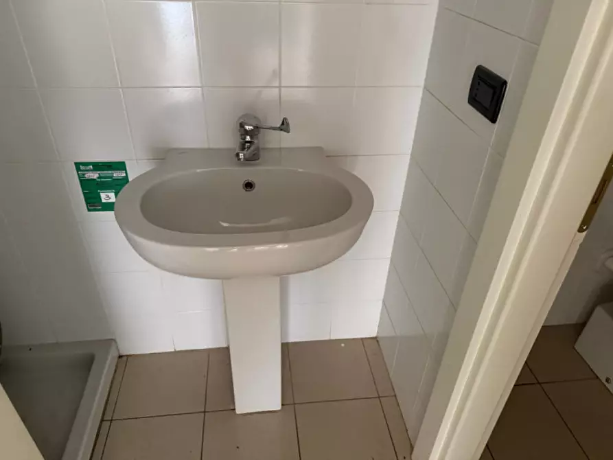 Immagine 10 di Negozio in affitto  in via Marosticana 237 a Dueville