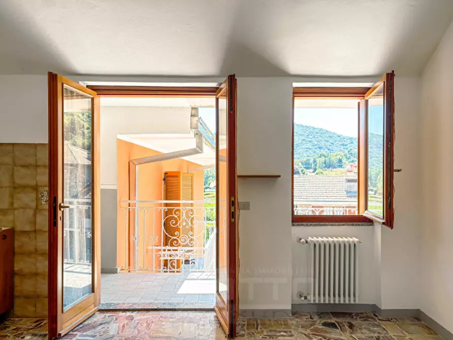 Immagine 3 di Appartamento in vendita  in Via Alto Vergante 226 a Brovello-Carpugnino