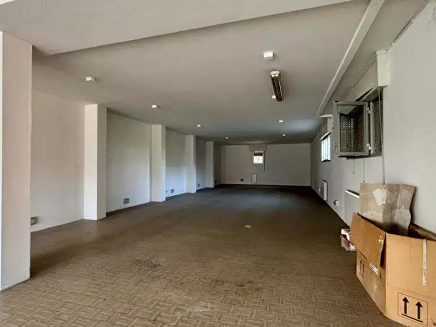 Immagine 3 di Negozio in vendita  in Via Magazzeno a Carpi