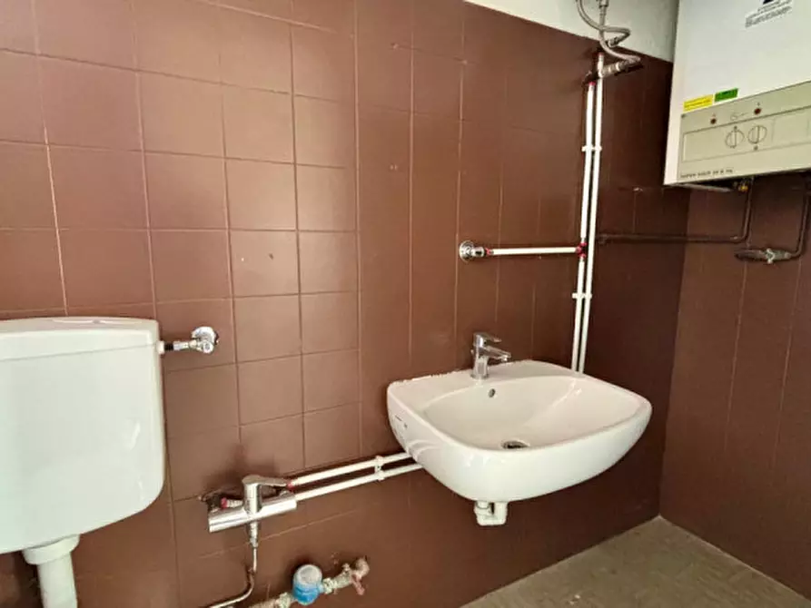 Immagine 8 di Negozio in vendita  in Via Magazzeno a Carpi