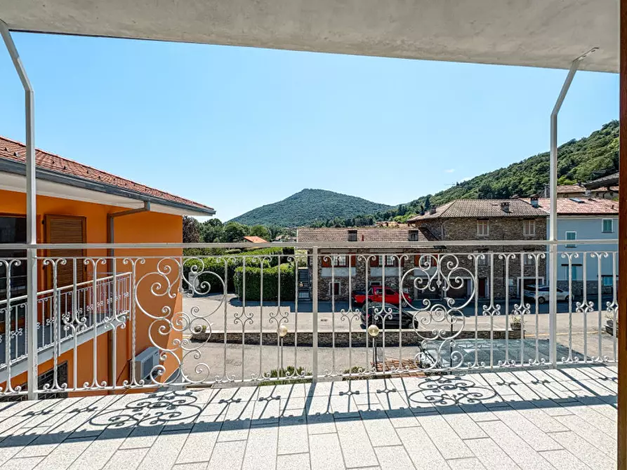 Immagine 2 di Appartamento in vendita  in Via Alto Vergante 226 a Brovello-Carpugnino