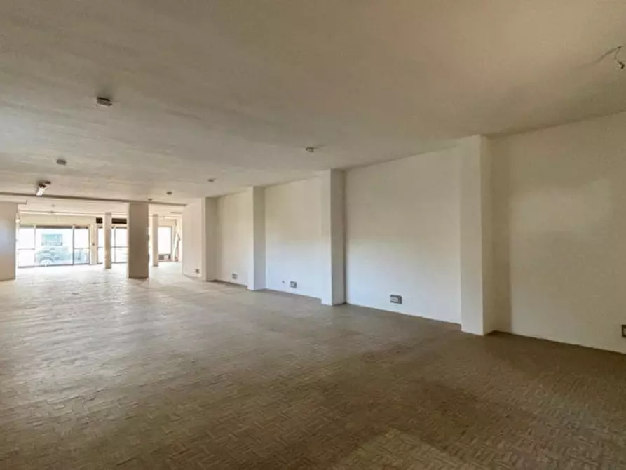 Immagine 1 di Negozio in affitto  in Via Magezzeno a Carpi