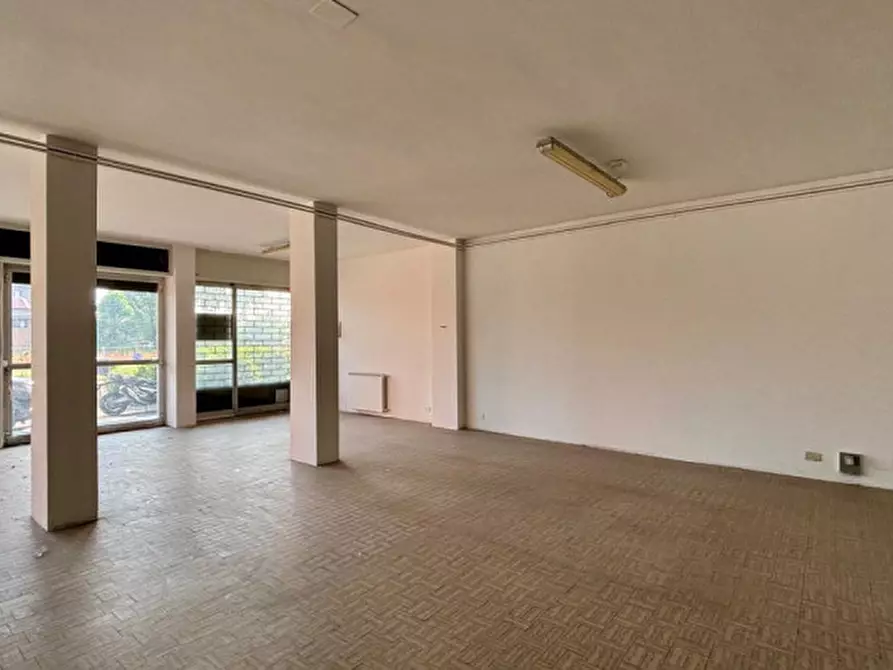 Immagine 3 di Negozio in affitto  in Via Magezzeno a Carpi