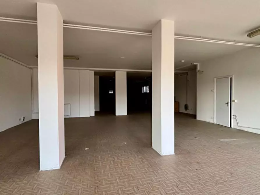 Immagine 6 di Negozio in affitto  in Via Magezzeno a Carpi