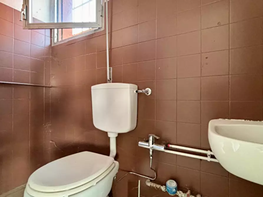 Immagine 7 di Negozio in affitto  in Via Magezzeno a Carpi