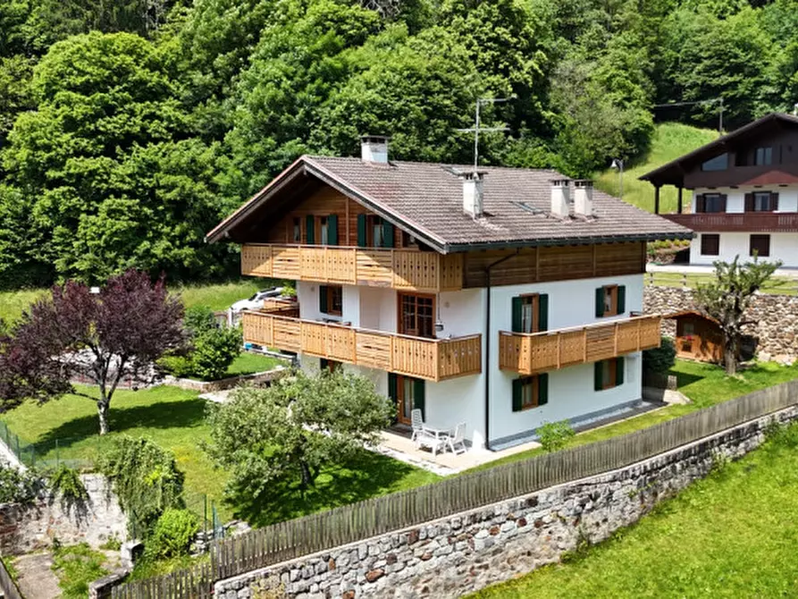 Immagine 1 di Villa in vendita  in Via delle Capre a Spiazzo