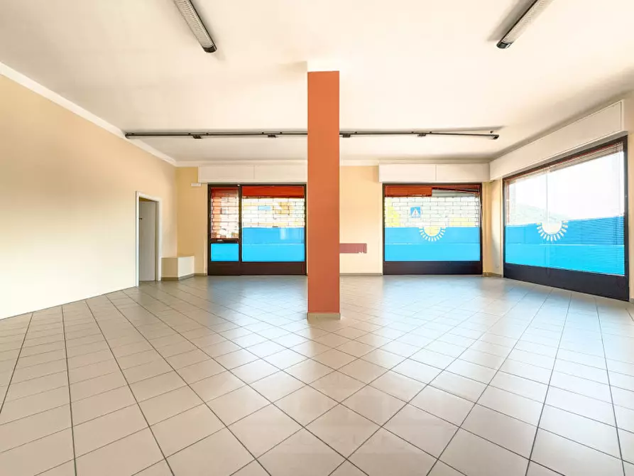 Immagine 2 di Negozio in vendita  in Via Alto Vergante 226 a Brovello-Carpugnino