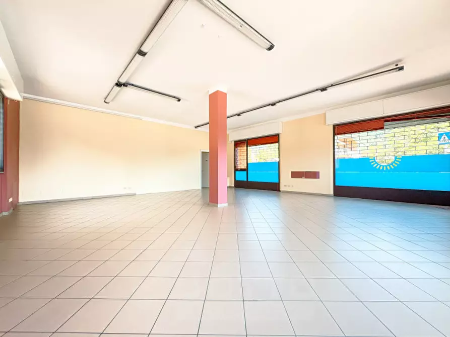 Immagine 3 di Negozio in vendita  in Via Alto Vergante 226 a Brovello-Carpugnino