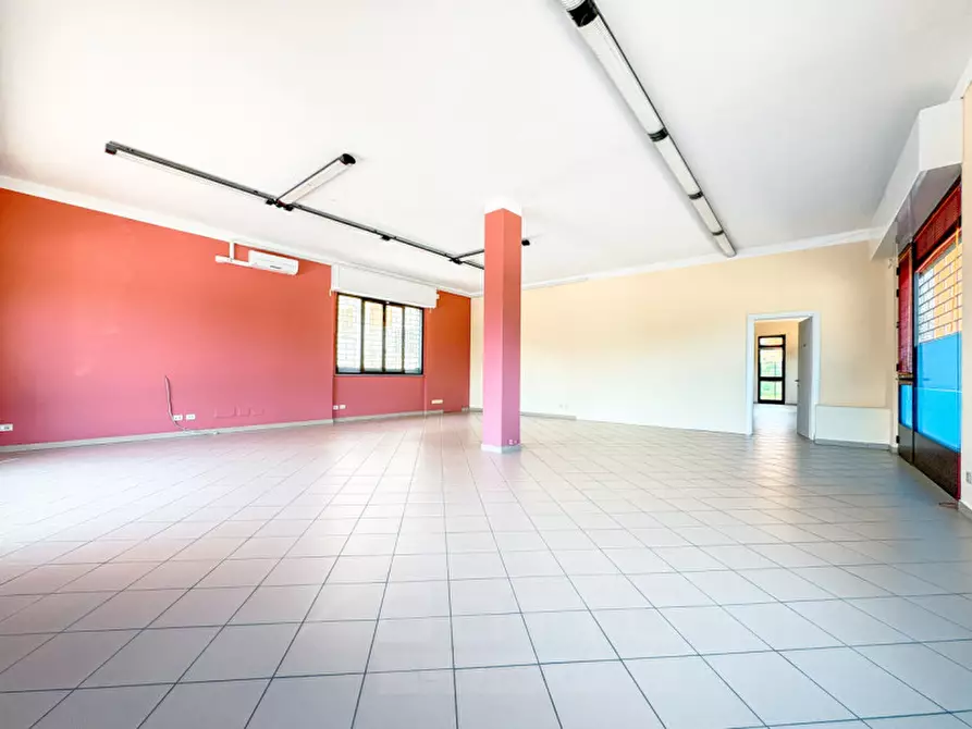 Immagine 4 di Negozio in vendita  in Via Alto Vergante 226 a Brovello-Carpugnino