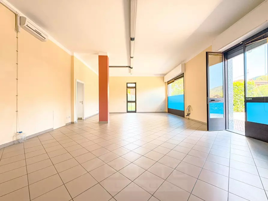 Immagine 6 di Negozio in vendita  in Via Alto Vergante 226 a Brovello-Carpugnino