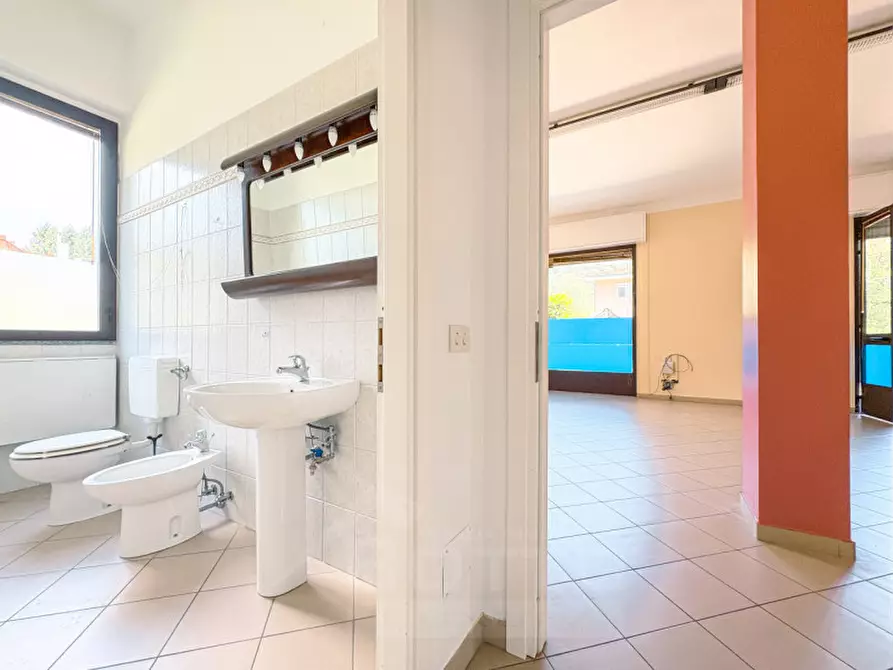 Immagine 8 di Negozio in vendita  in Via Alto Vergante 226 a Brovello-Carpugnino