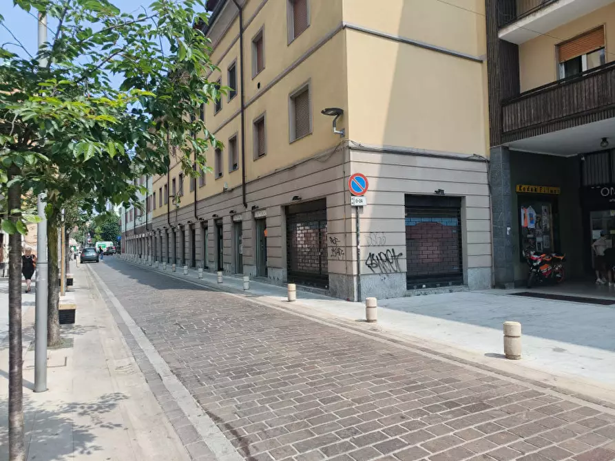 Immagine 12 di Attività commerciale in vendita  in via Madonna 98 a Rho