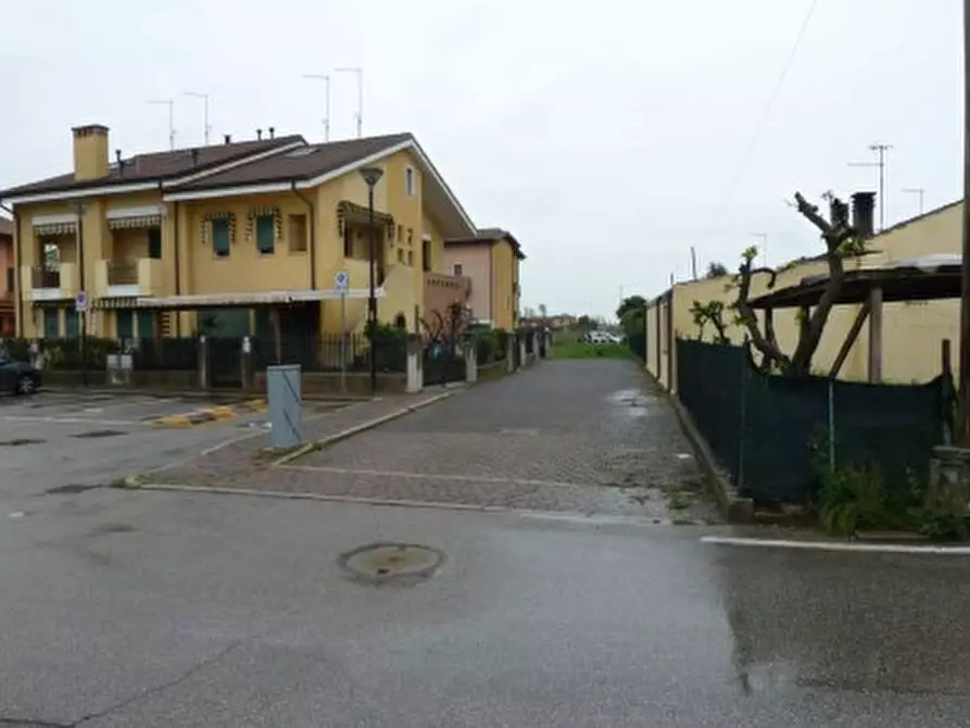 Immagine 1 di Terreno in vendita  in Via Val Camonica a Campolongo Maggiore